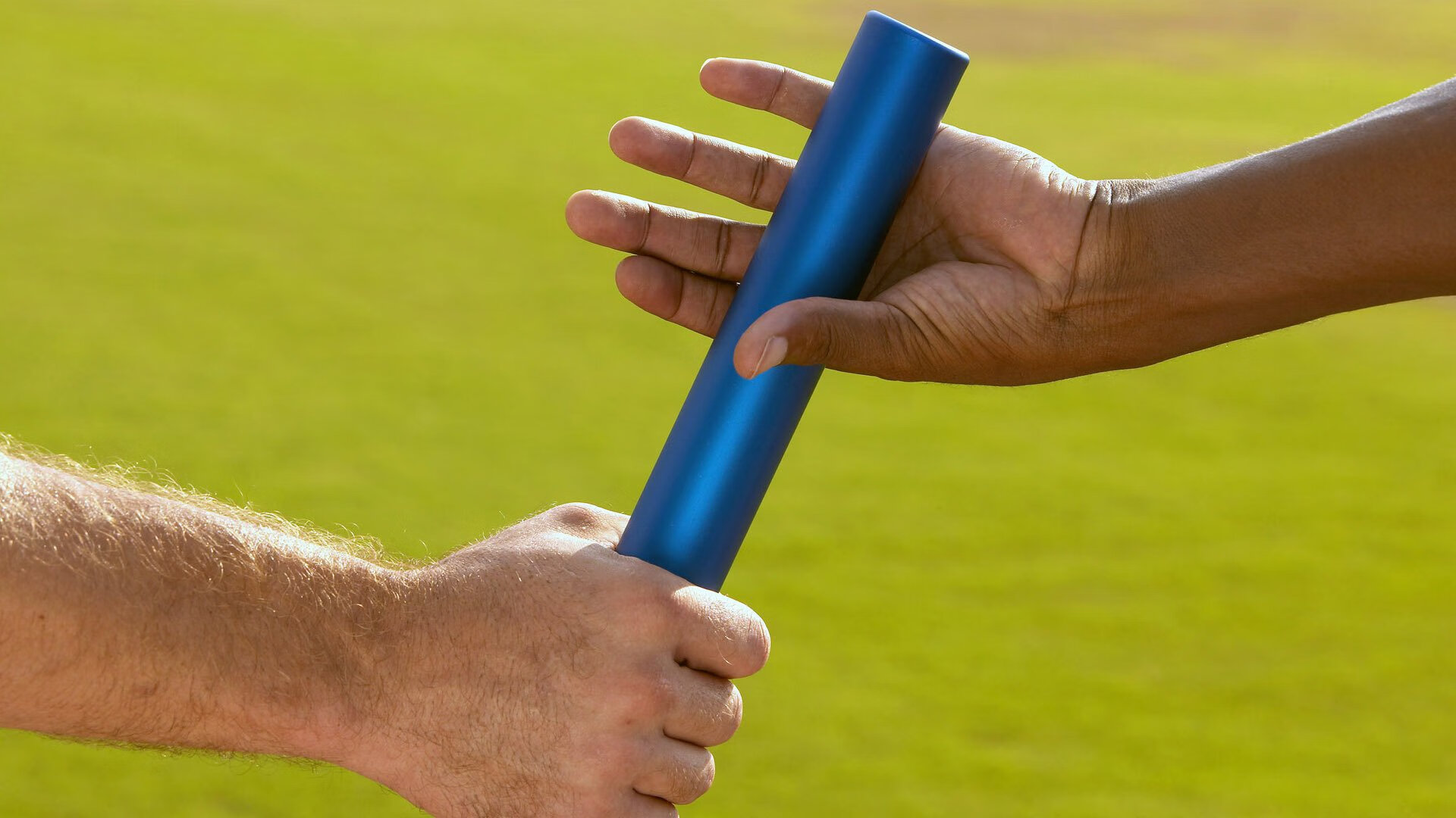 “青少年足球训练营开营，梦想从这里起跑”，青少年足球训练营文化节手抄报